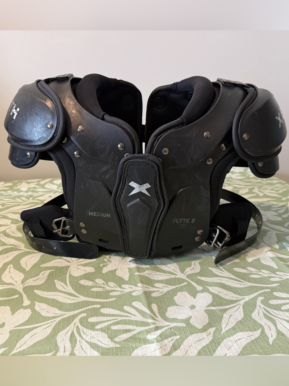 Flyte 2 Medium Black Shoulder Pads - Protective Football Gear with Backplate